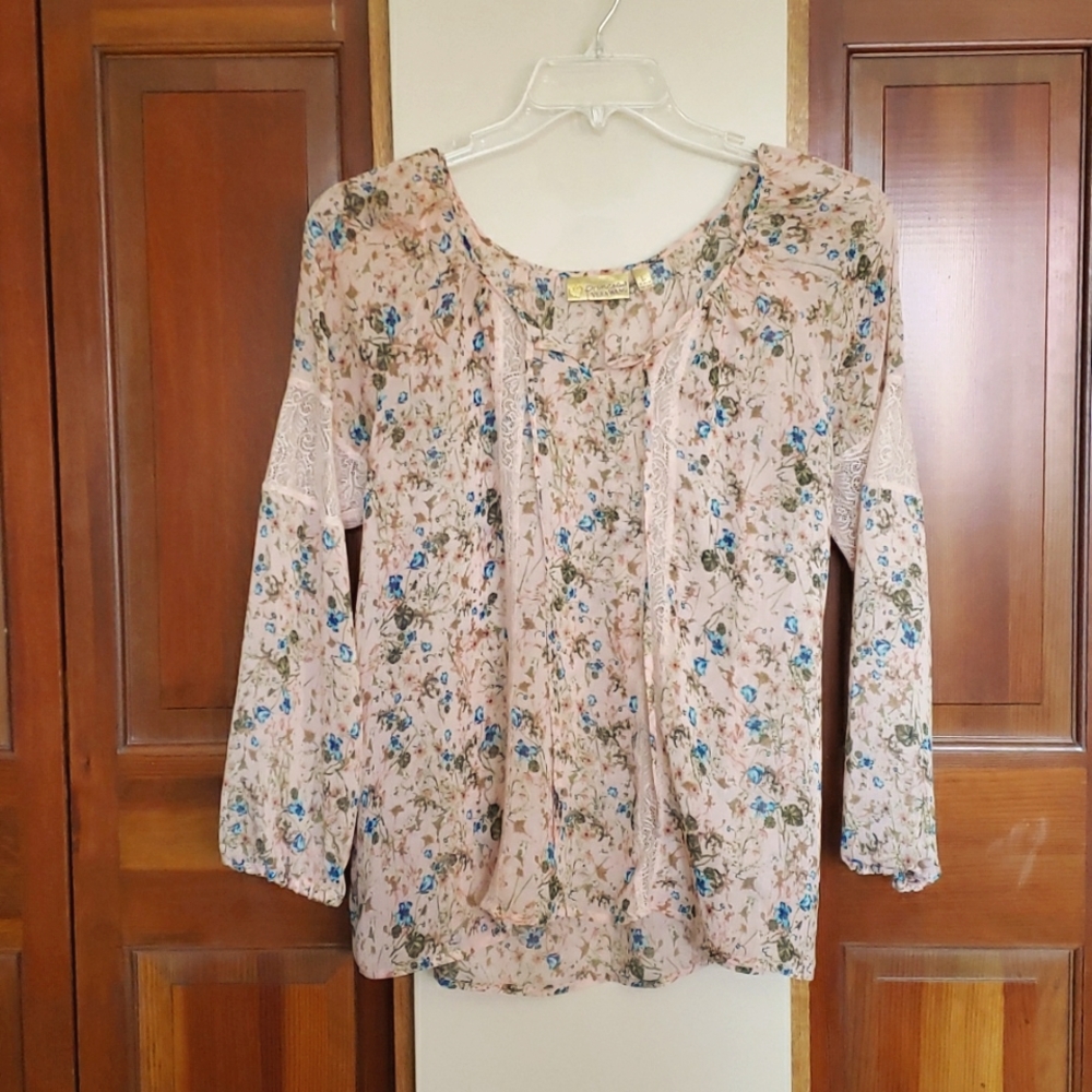 Princess Vera Wang Light Pink Floral Long Sleeve Blouse